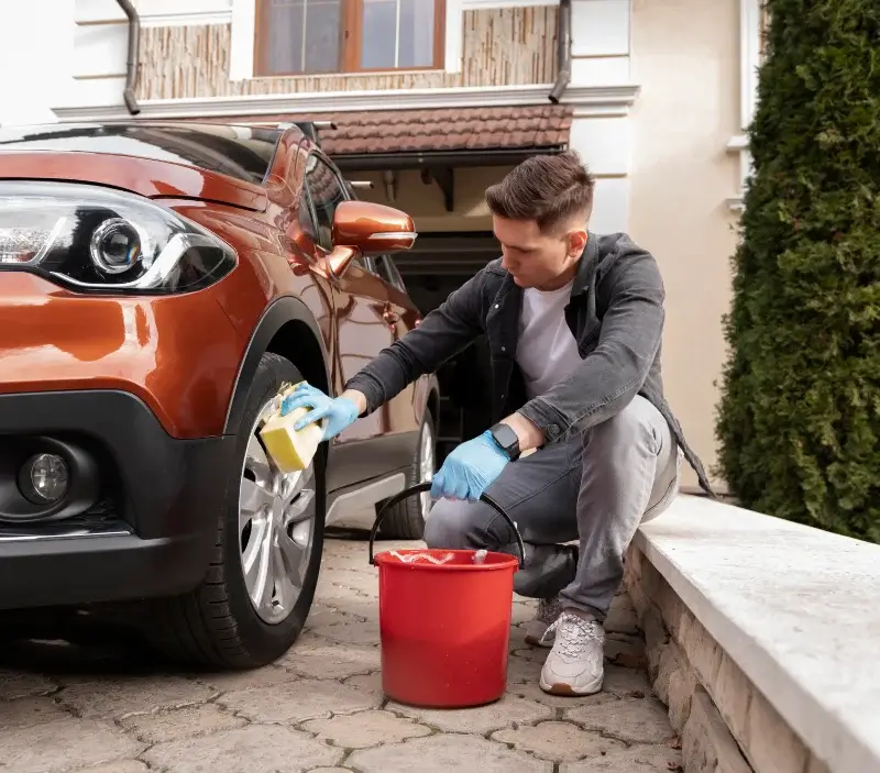 Lavage auto à domicile Moulinet : professionnel intervenant sur un véhicule